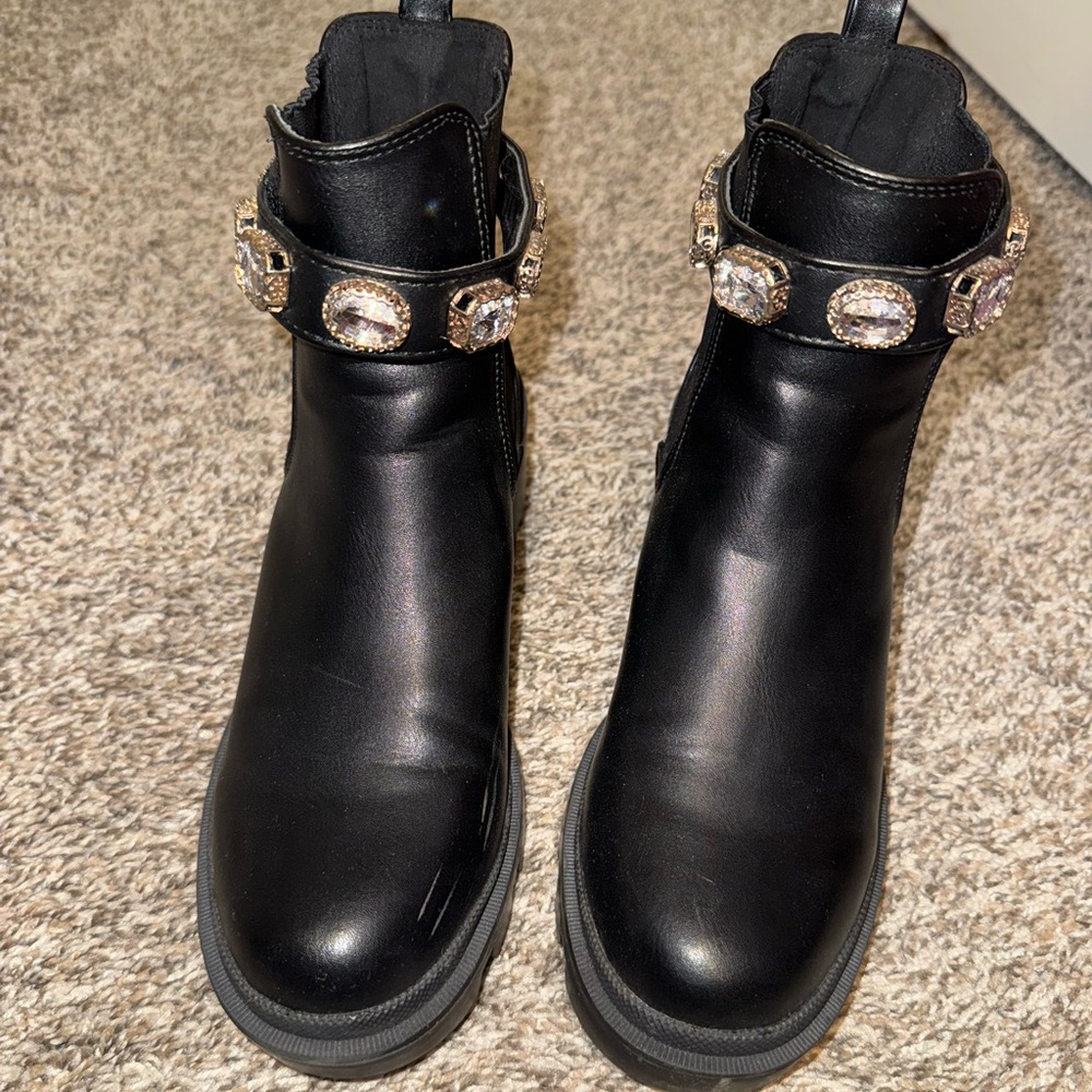 Size 7 women’s booties